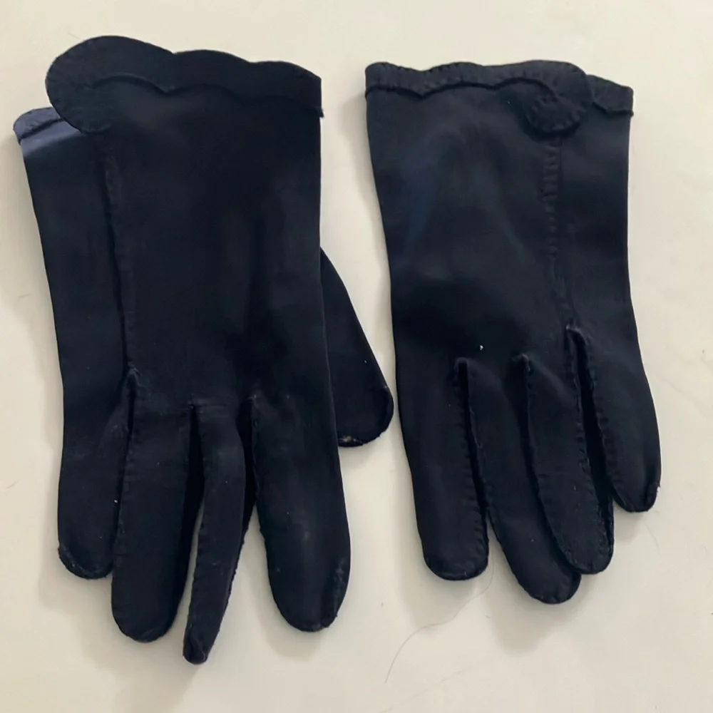 Ladies vintage scalloped gloves